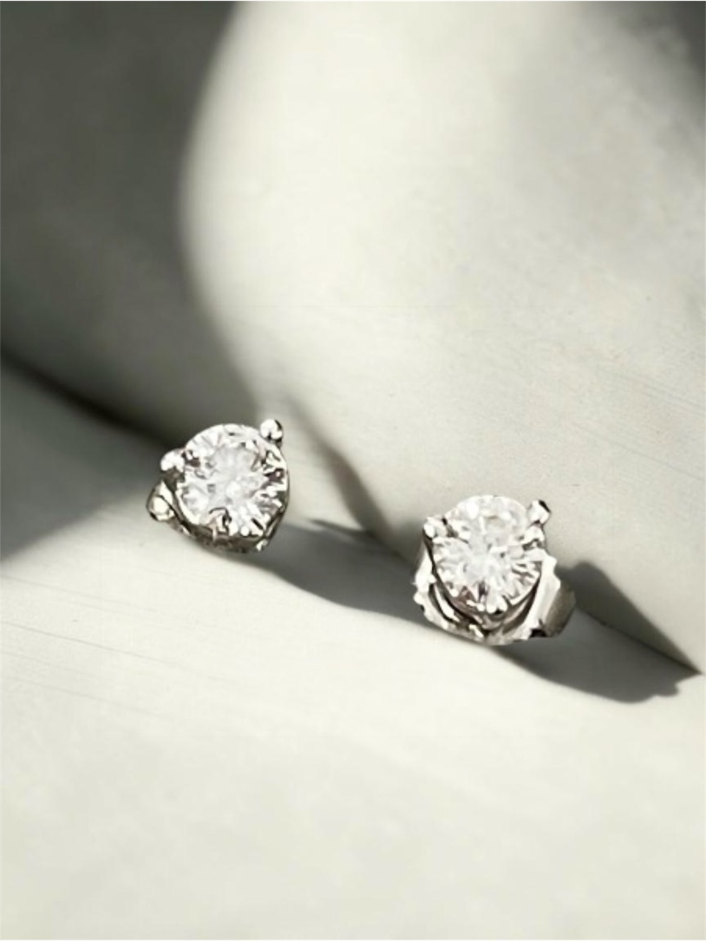 Classic White Gold Round Diamond 0.22 tcw Stud solitaire Earrings
